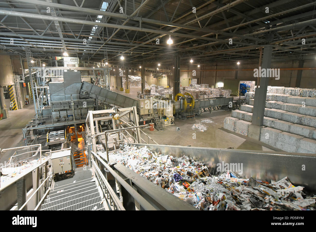 Maschine für das Sortieren und waschen Abfall Papier - Papier Recycling und Produktion in einer Mühle Stockfoto