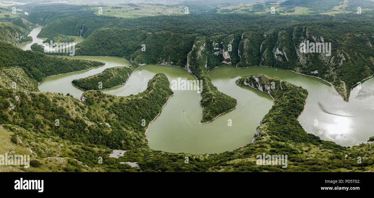 Die Uvac Schlucht in Südserbien ist besonders bekannt für verschanzt schlängelt sich in einem 100 m (330 ft) tiefe Schlucht. Stockfoto