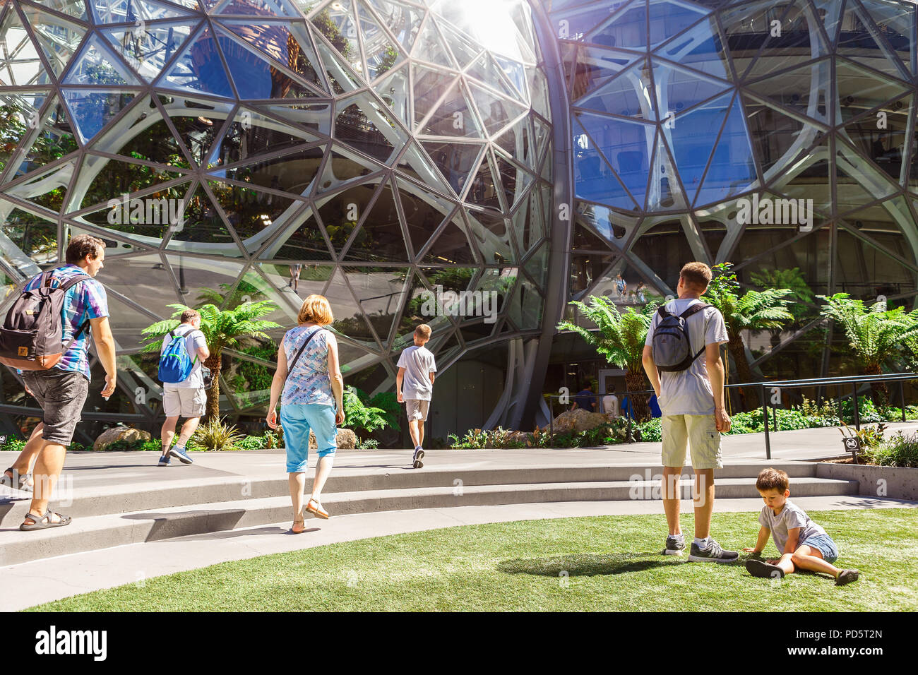 Seattle, Washington, USA - Juli 6, 2018: Der Amazonas Welt Hauptsitz Campus Sphären Terrarien mit Menschen in der Innenstadt von Seattle, Washington entfernt, Stockfoto