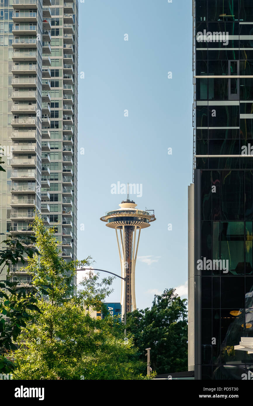 Seattle, Washington, USA - Juli 6, 2018: Space Needle Turm Blick auf den Hintergrund zwischen zwei Wolkenkratzern, Seattle, Washington, USA Stockfoto
