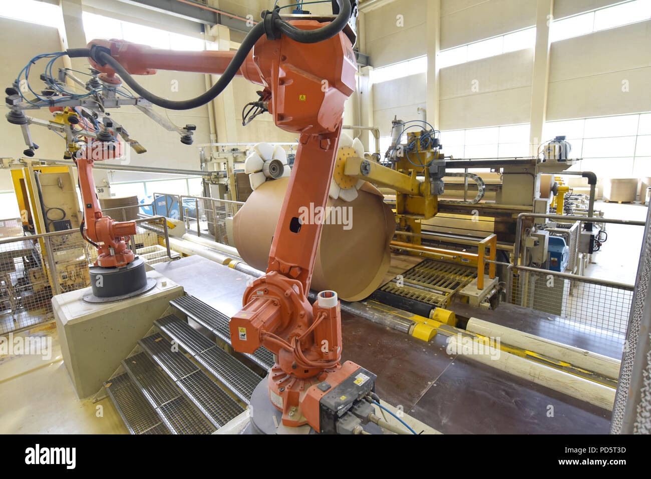 Industrielle Roboter in eine Papierfabrik - Automatisierung in einem modernen Werk - Recycling von Altpapier Stockfoto