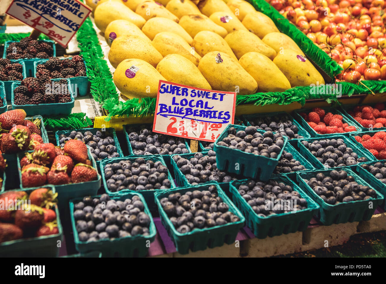 Seattle, Washington, USA - Juli 6, 2018: Frische Früchte zum Verkauf at Pikes Place Market in Seattle, Washington, USA angeboten Stockfoto