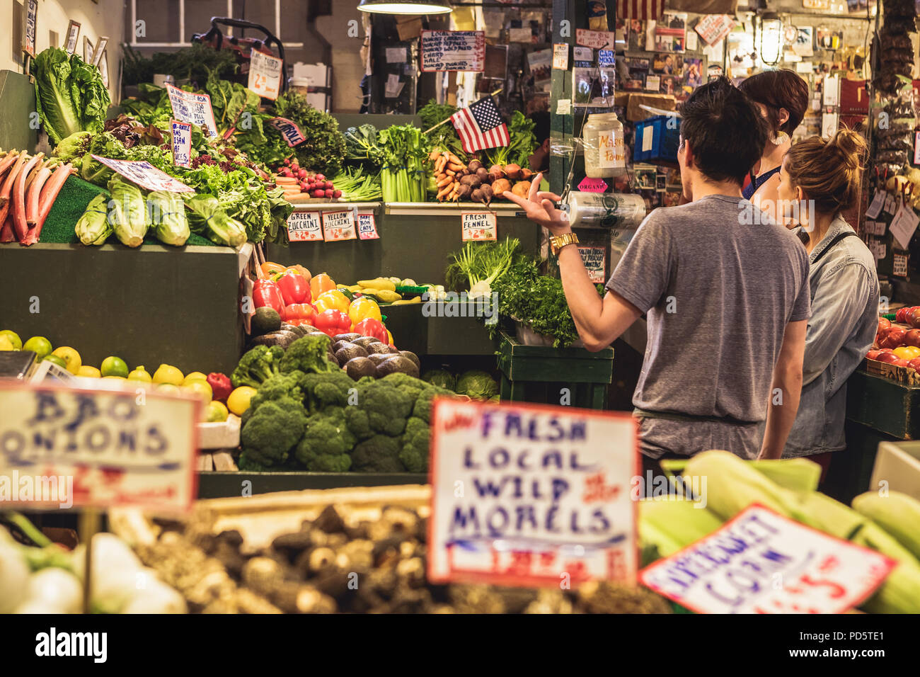 Seattle, Washington, USA - Juli 6, 2018: Frisches Obst und Gemüse zum Verkauf at Pikes Place Market in Seattle, Washington, USA angeboten Stockfoto