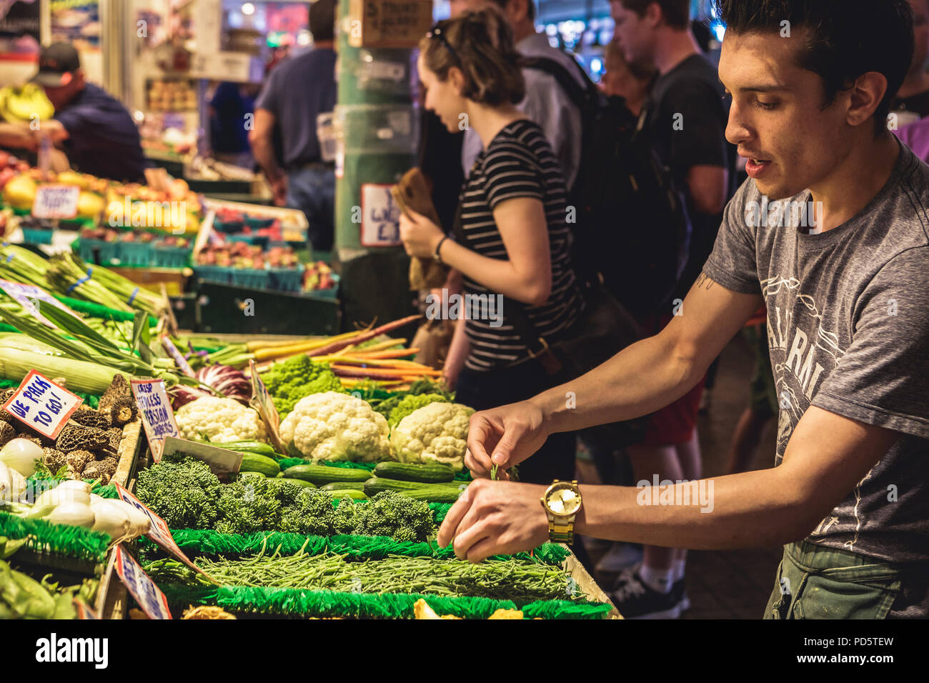Seattle, Washington, USA - Juli 6, 2018: Die Menschen wissen Shopping at Pikes Place Market in Seattle, Washington, USA Stockfoto