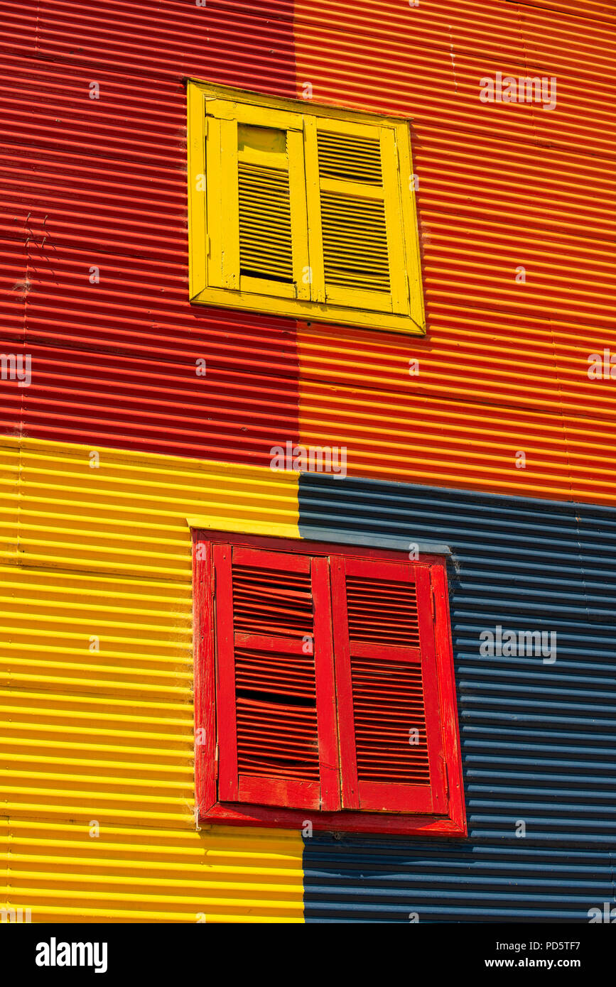 Argentinien, Buenos Aires, La Boca, Caminto Straße aka Tango Straße. Typische hell gestrichene Wand. Stockfoto