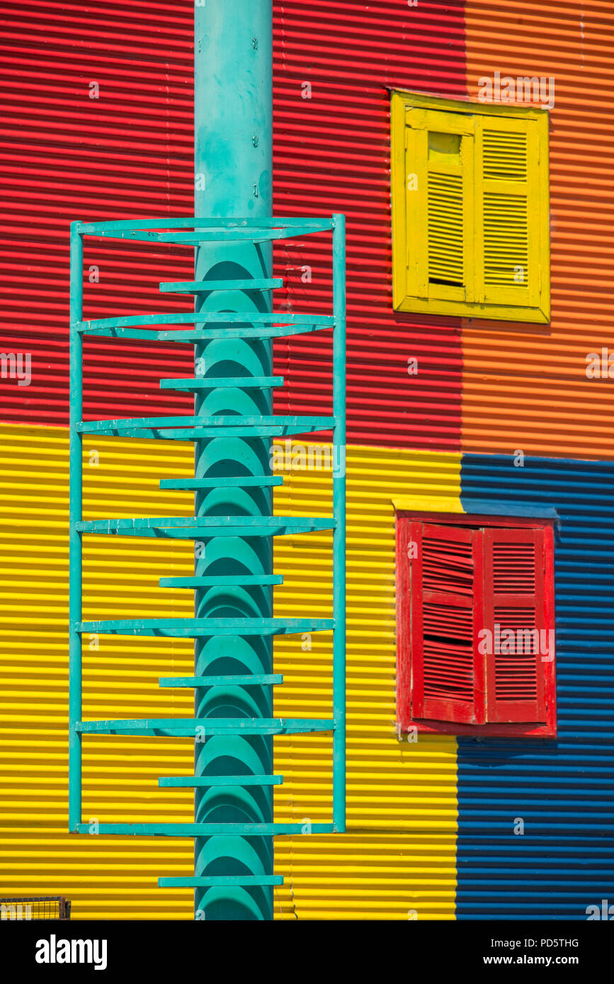 Argentinien, Buenos Aires, La Boca, Caminto Straße aka Tango Straße. Typische hell gestrichene Wand. Stockfoto