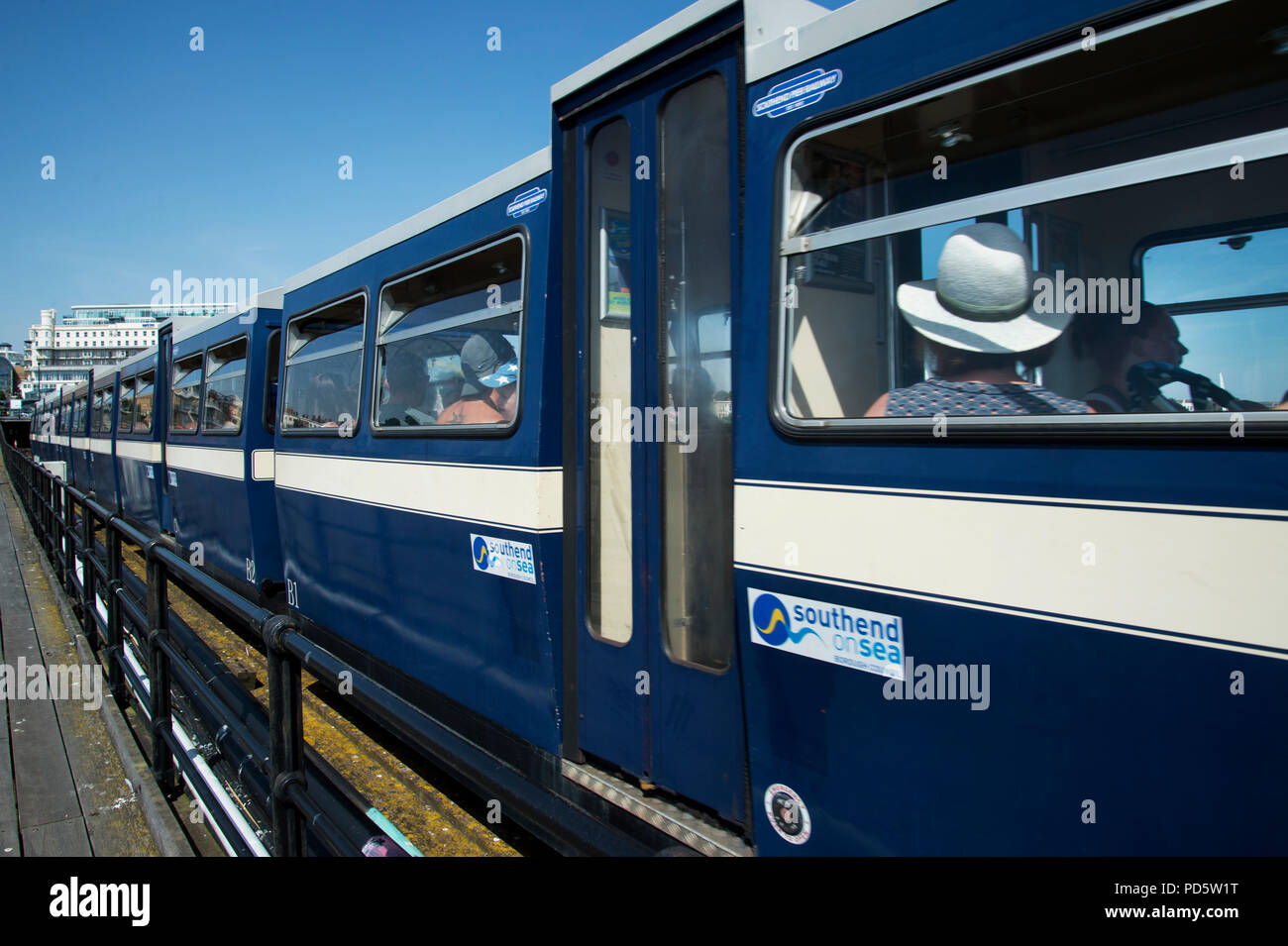 Southend-on-Sea, Essex. Der Zug nimmt Passagiere bis zum Ende der rund 1,6 km langen Pier Stockfoto