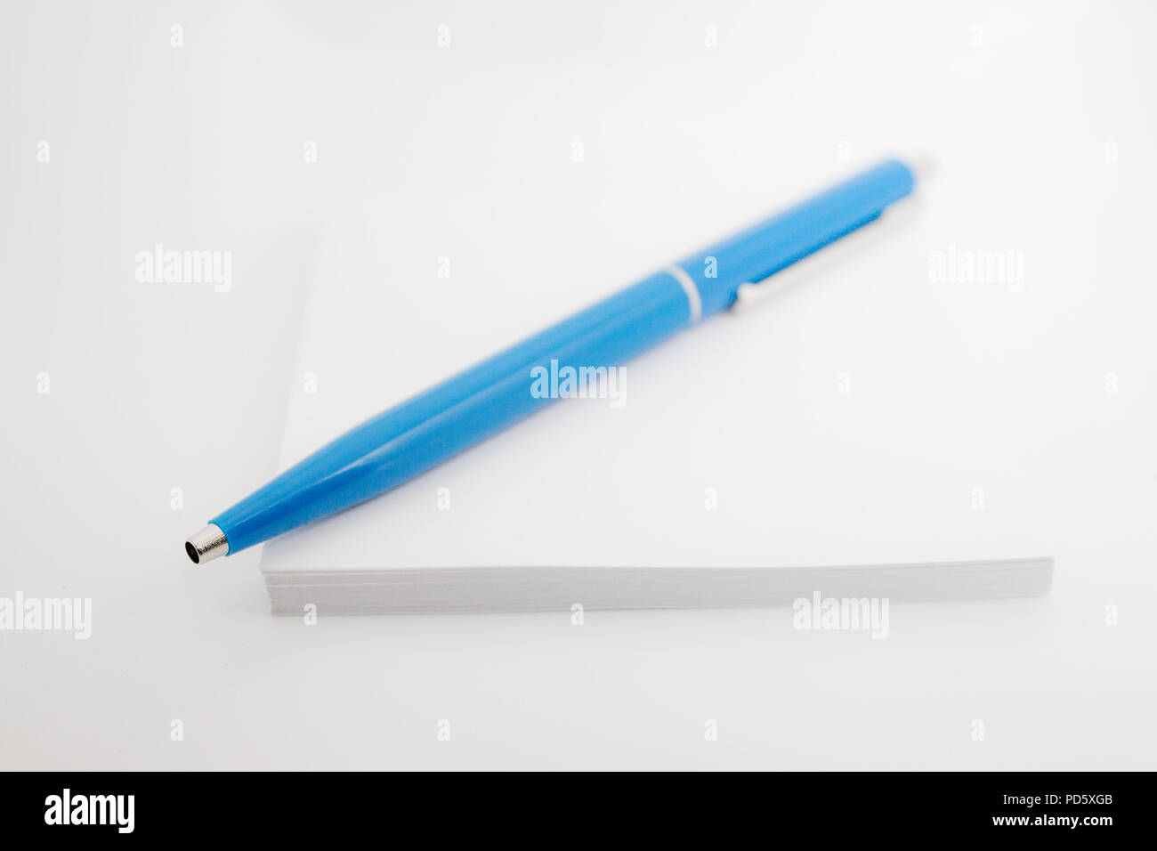 Papier beachten Sie Blätter und Blau Bleistift für Stockfoto