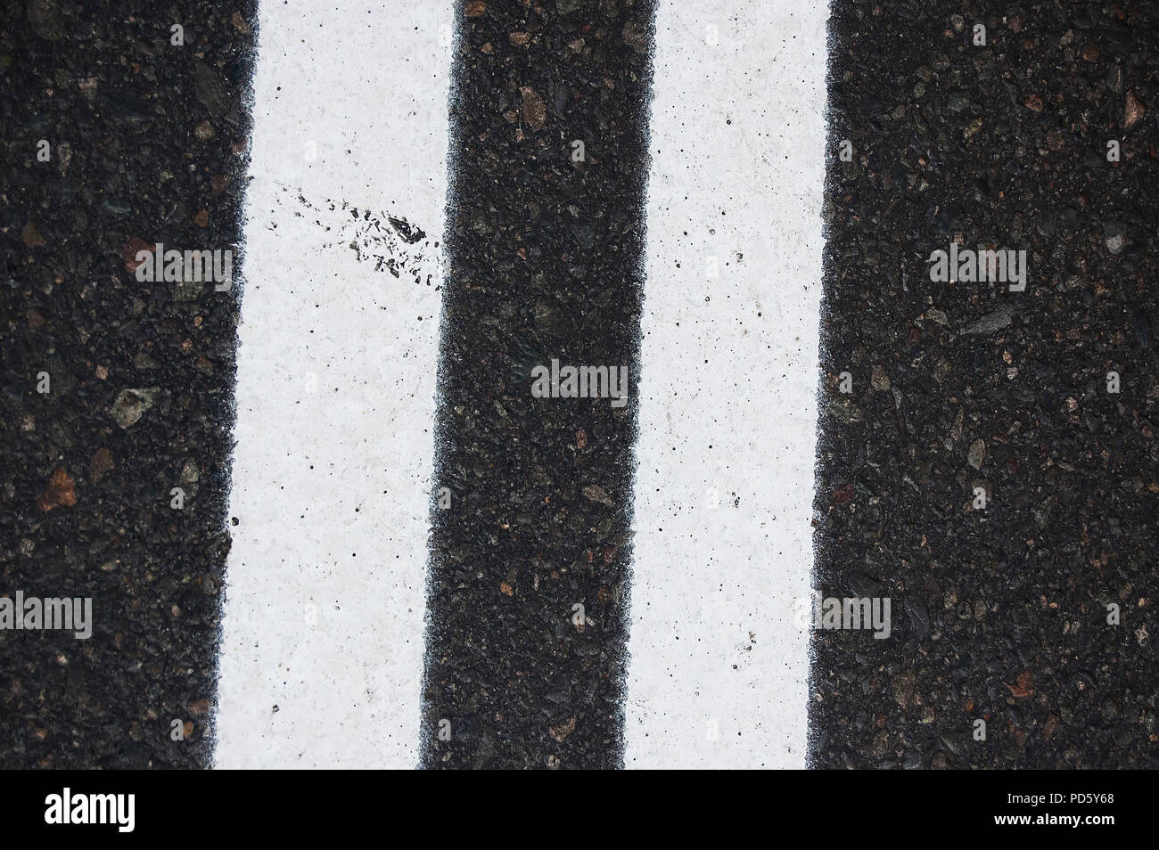 Weiße Streifen auf dem Asphalt Textur Straße Hintergrund Stockfoto
