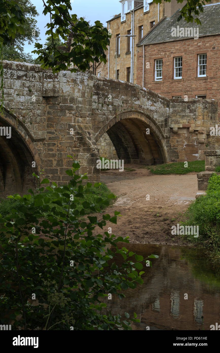 Die Canongate Brücke hat Menschen in der Jed Wasser durchgeführt in Jedburgh seit dem 16. Jahrhundert. Stockfoto