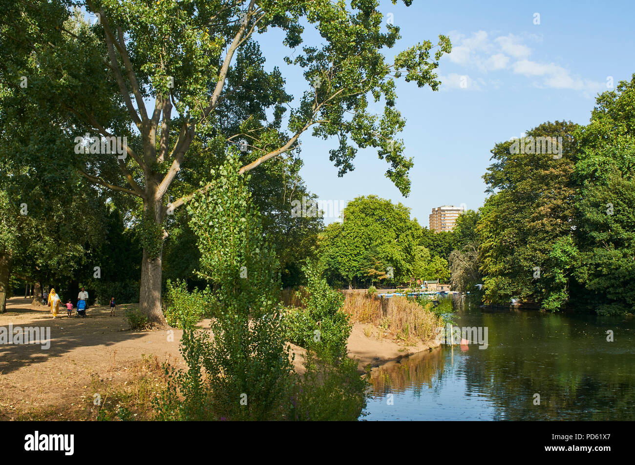 Victoria Park und See im East End von London, Anfang August, während der Hitzewelle 2018 Stockfoto