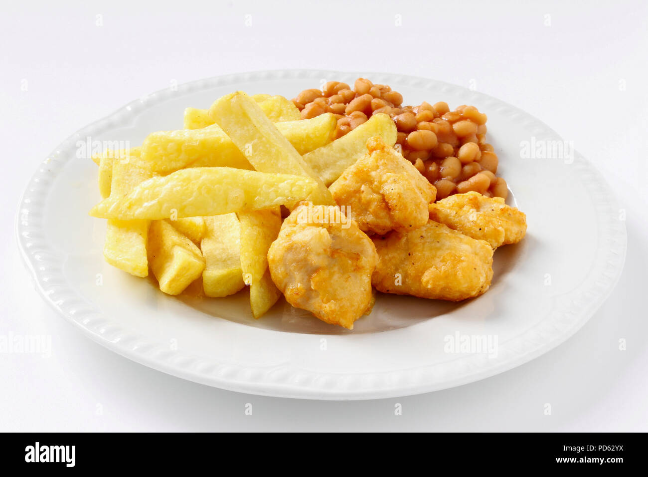 Chicken Nuggets mit Pommes Tellergericht Stockfoto
