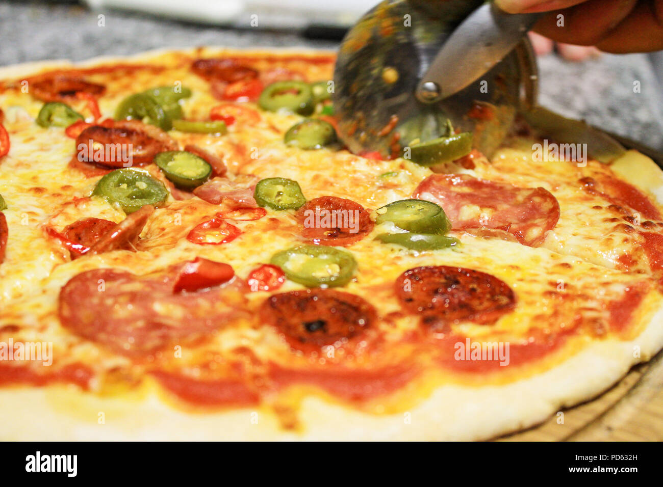 Frisch zubereitete Pizza Stockfoto