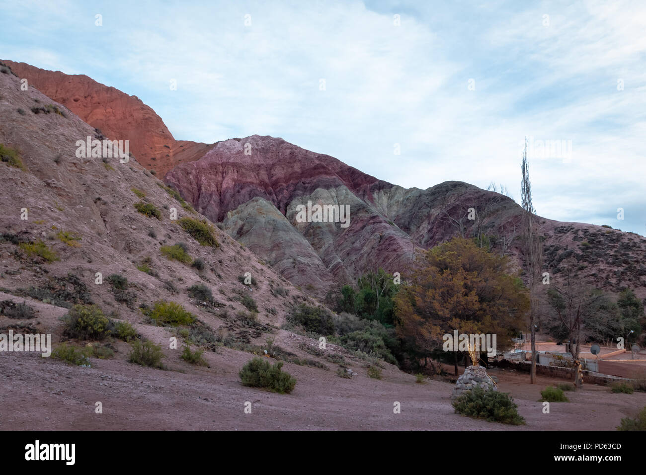 Berg der sieben Farben (Cerro de Los Siete colores) in Purmamarca Stadt - Purmamarca, Jujuy, Argentinien Stockfoto