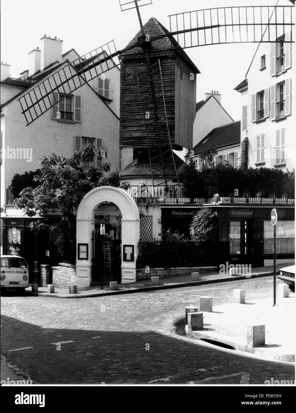 Alte Mühle auf der Rue Lepic Montmartre, Paris. Ehemalige Garden Café Moulin de la Galette. Stockfoto