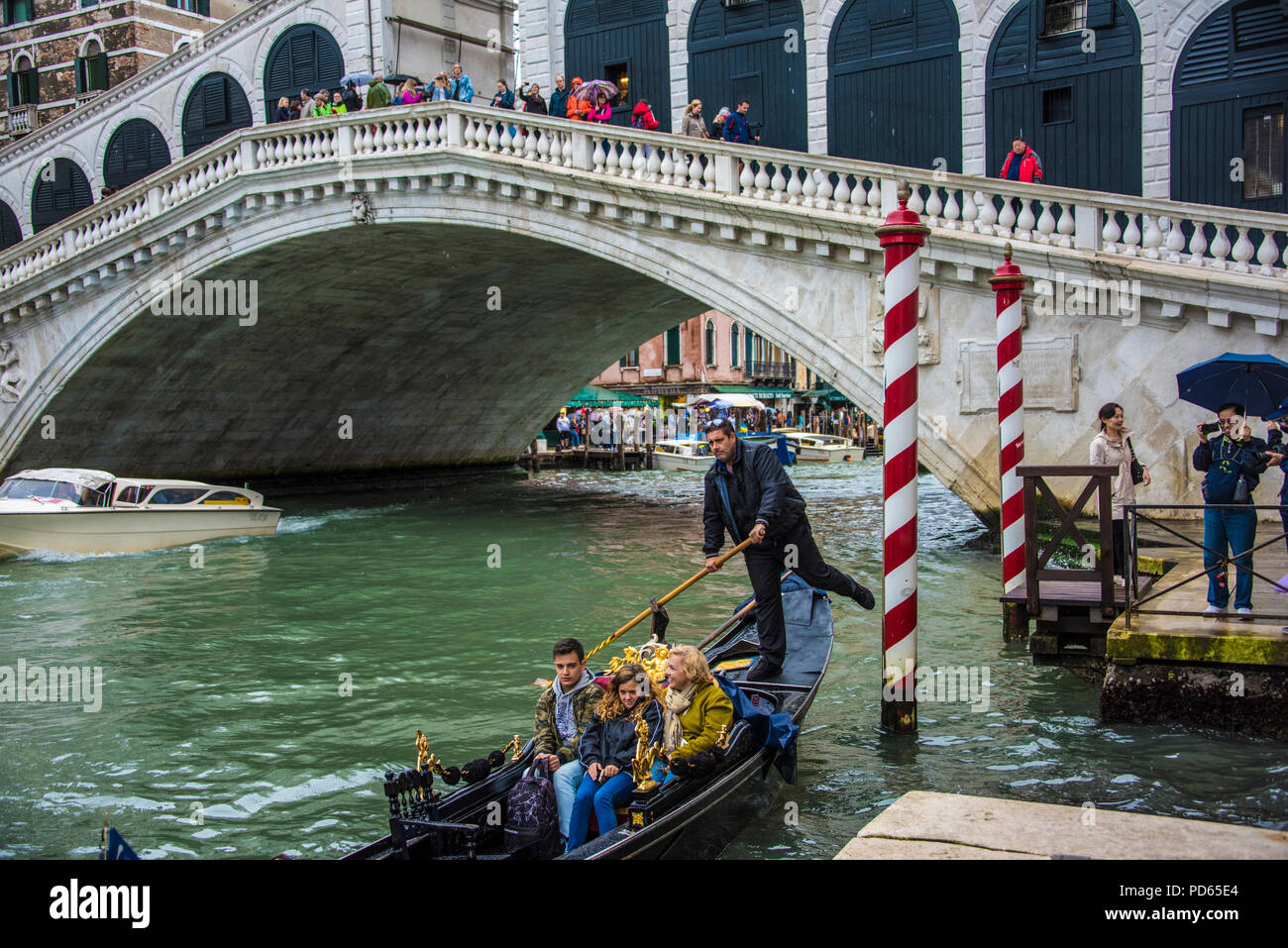 Gondoliere Abdrücken von der Seilbahnstation neben der Rialto Brücke, Venedig Stockfoto