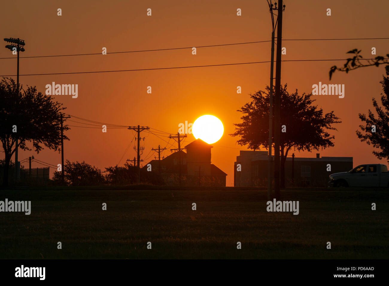 Sonnenaufgang über einem Feld neben einer Straße in McKinney, Texas Stockfoto