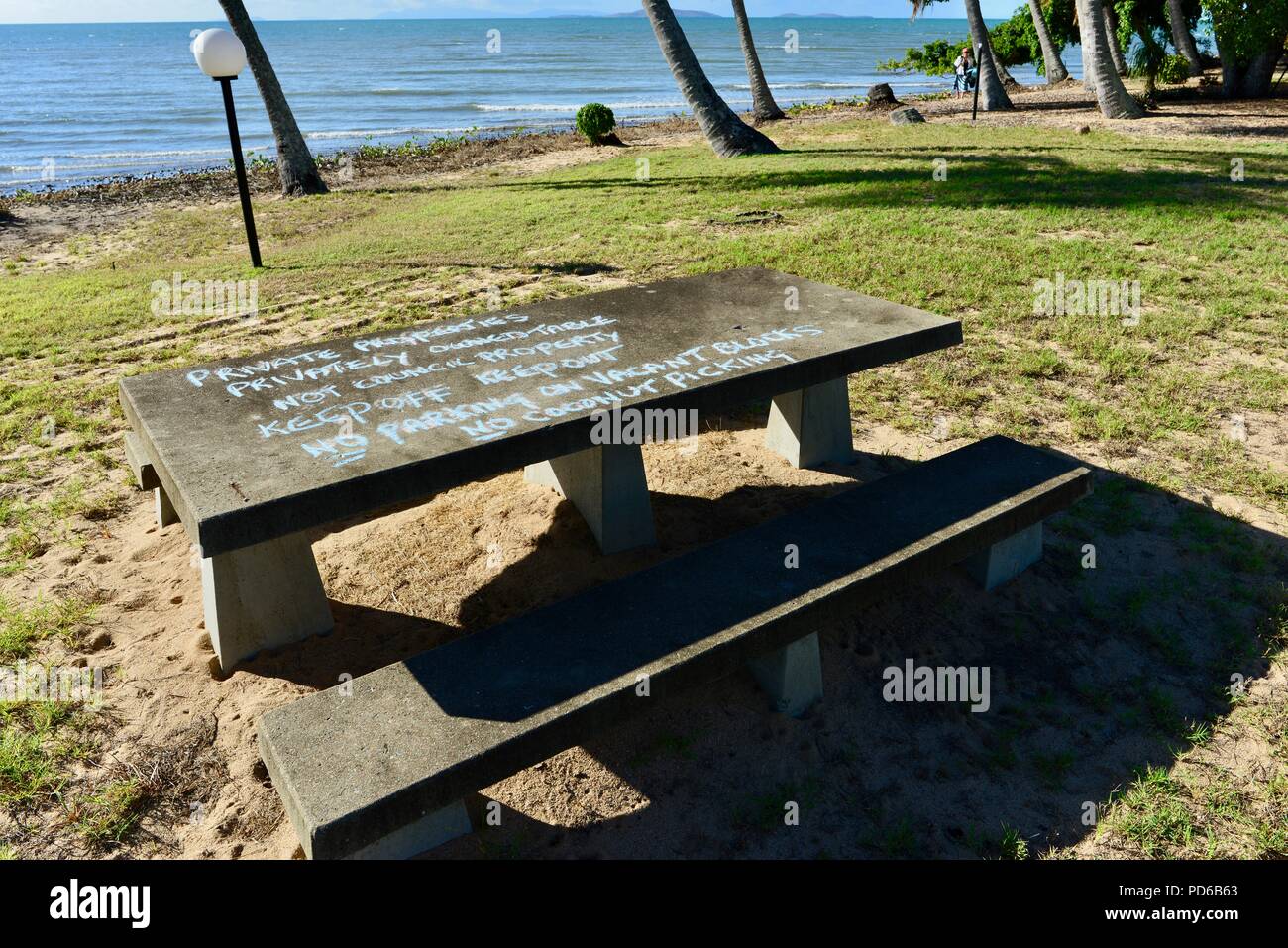 Konkrete Tabelle auf öffentlichem Land mit einer Warnmeldung nicht zu verwenden, Toolakea QLD, Australia Stockfoto