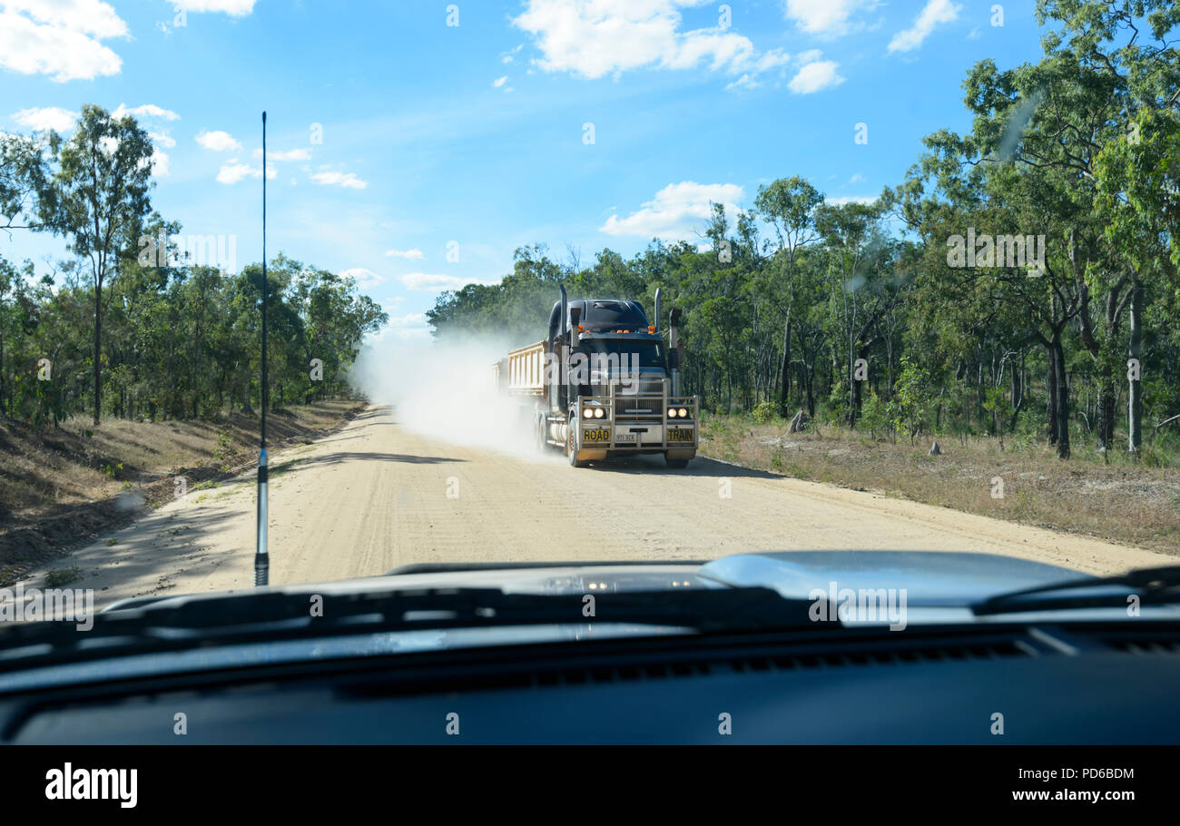 Gefährliche Fahrt mit einem Zug senden der Staub fliegen auf dem entfernten Halbinsel Entwicklung Straße (PDR), Cape York Halbinsel, Far North Queensland. Stockfoto