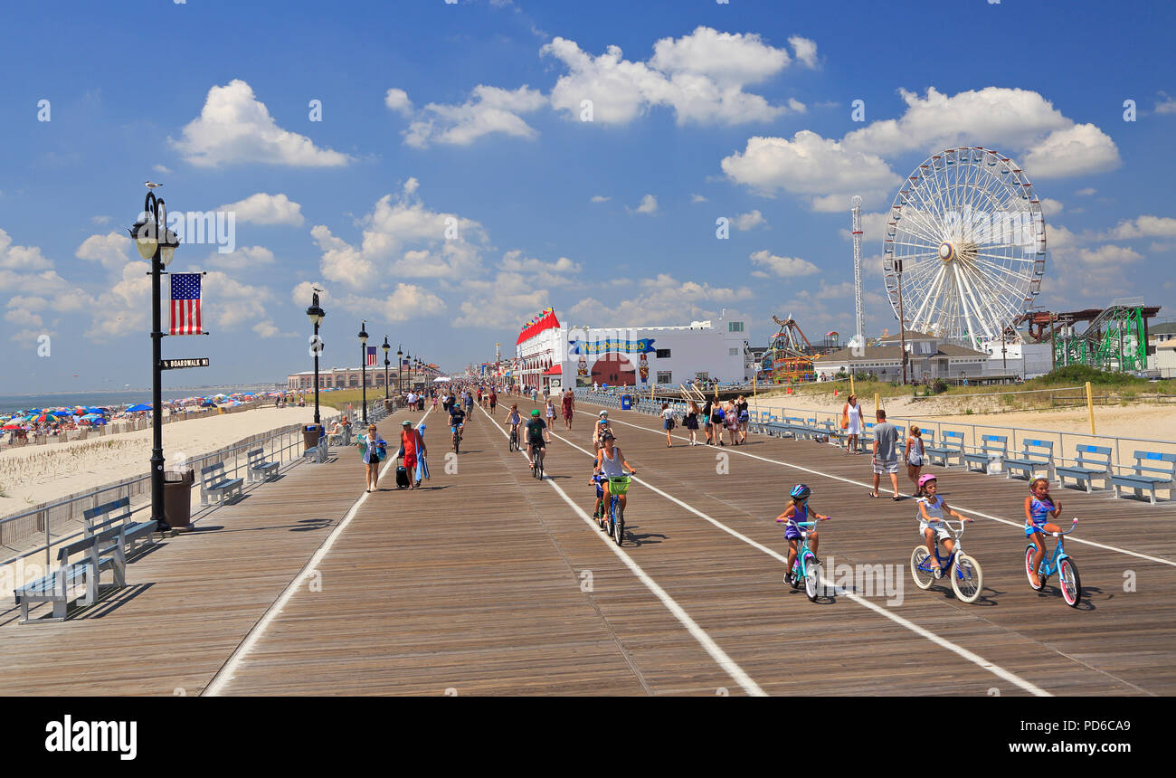 Menschen wandern und Radfahren entlang der Strandpromenade in Ocean City, New Jersey, USA Stockfoto