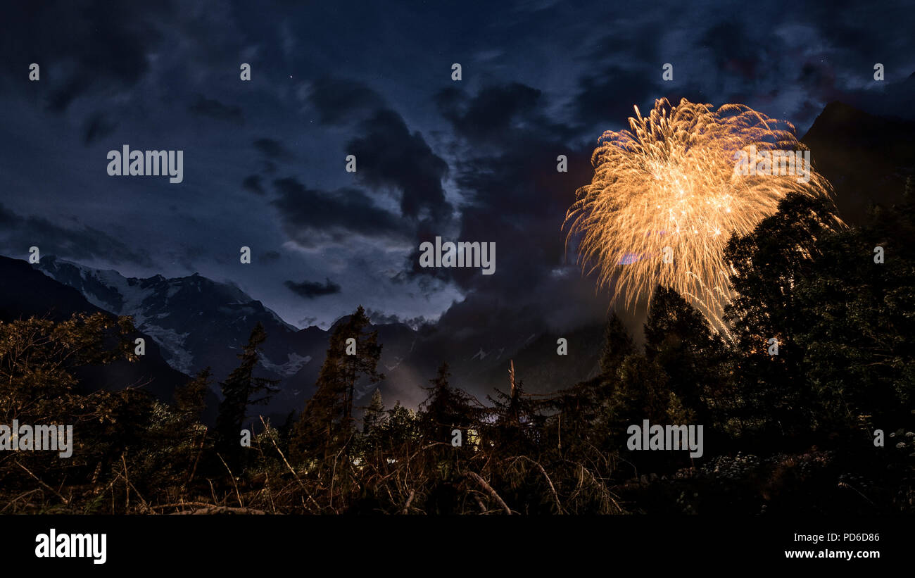 Feuerwerk im Holz mit Ostwand des Monte Rosa und die Berge Landschaft im Sommer Abend Stockfoto