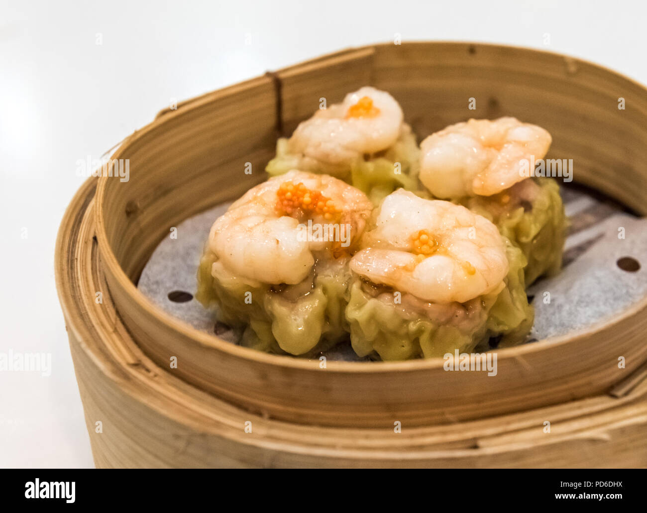 Dim Sum, traditionelle kantonesische Knödel, in Bambus Steamer gegart Stockfoto