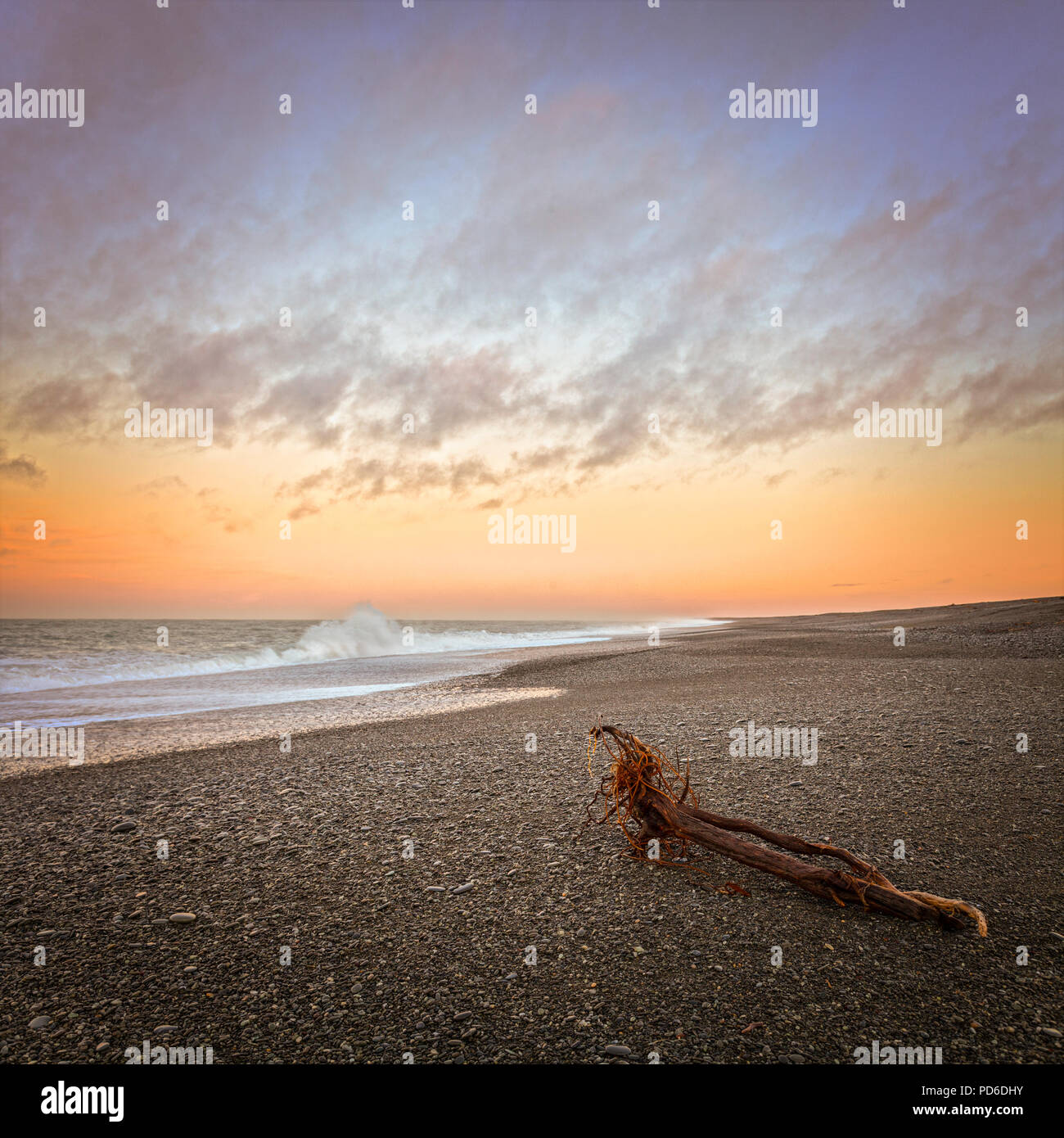 Der Strand von Birdlings Flat, Banken Halbinsel, Neuseeland, in den frühen Morgen. Stockfoto