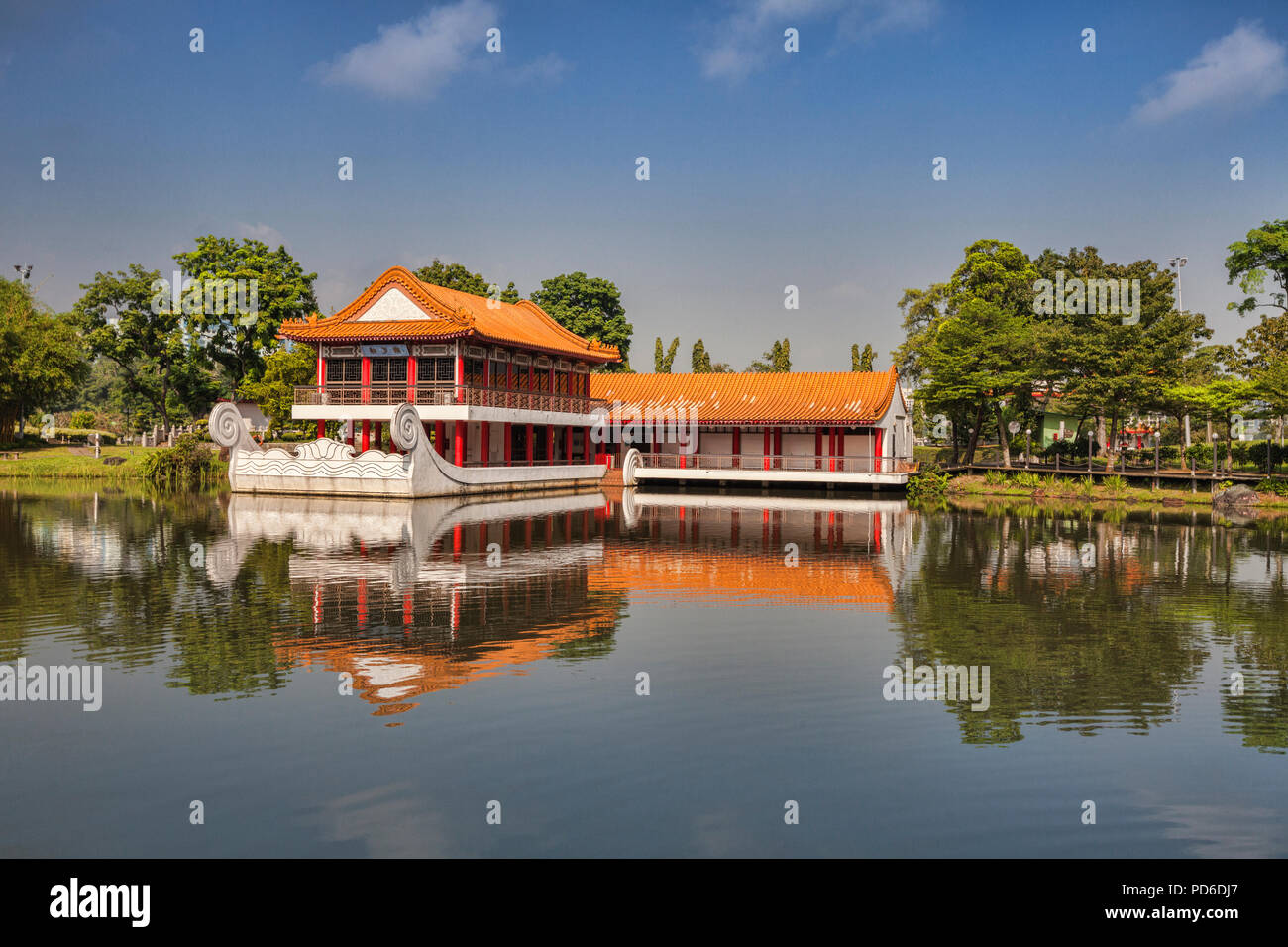 Stein Boot und Pavillon in den Chinesischen Garten, Singapur. Stockfoto