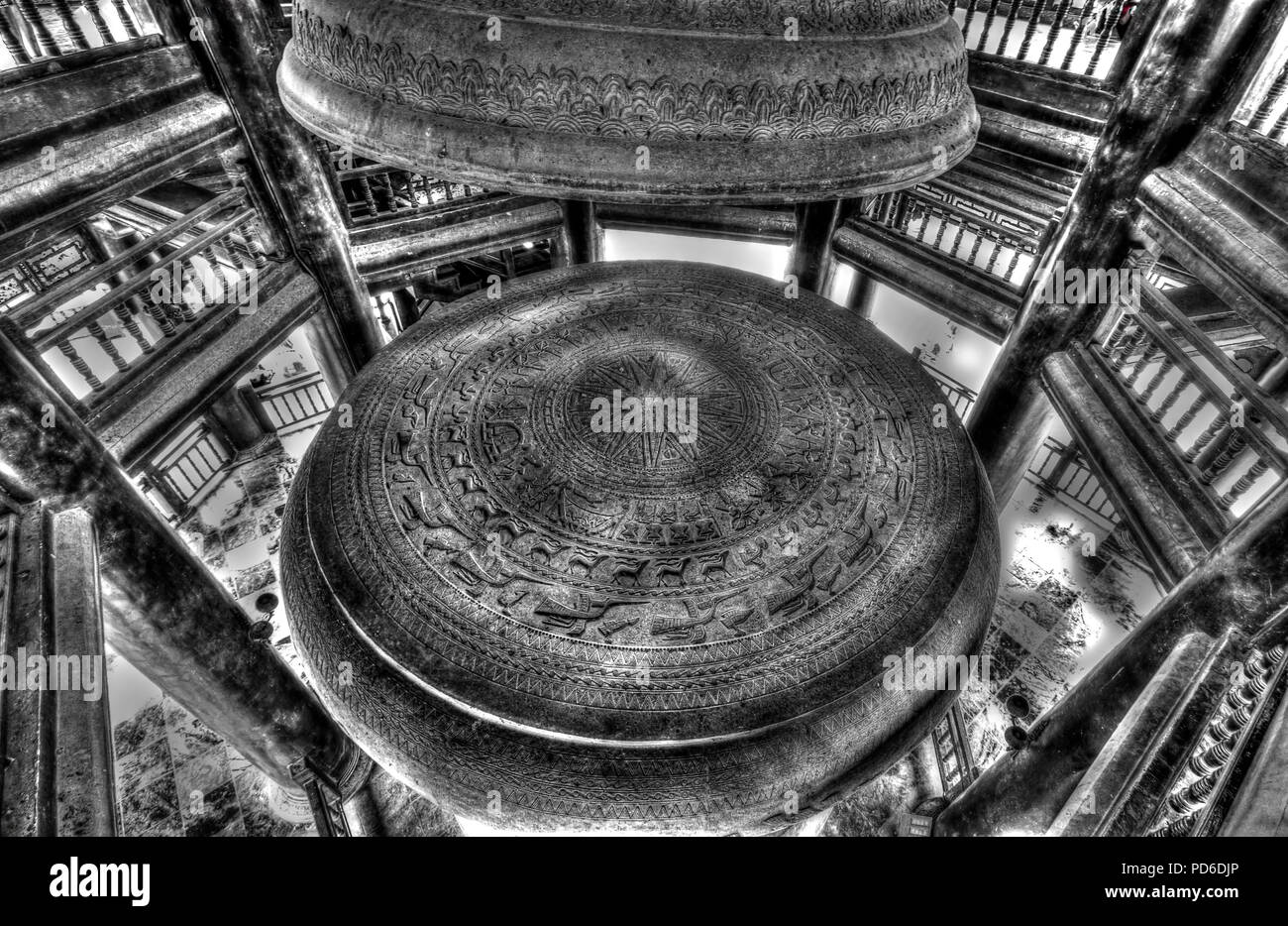 Ein 3-stöckiges Gebäude mit einem großen Holz Metall Bell in einem buddhistischen Tempel Hotel mit vielen Touristen. Dieses Bild zeigt die Glocke und der untere Teil Stockfoto