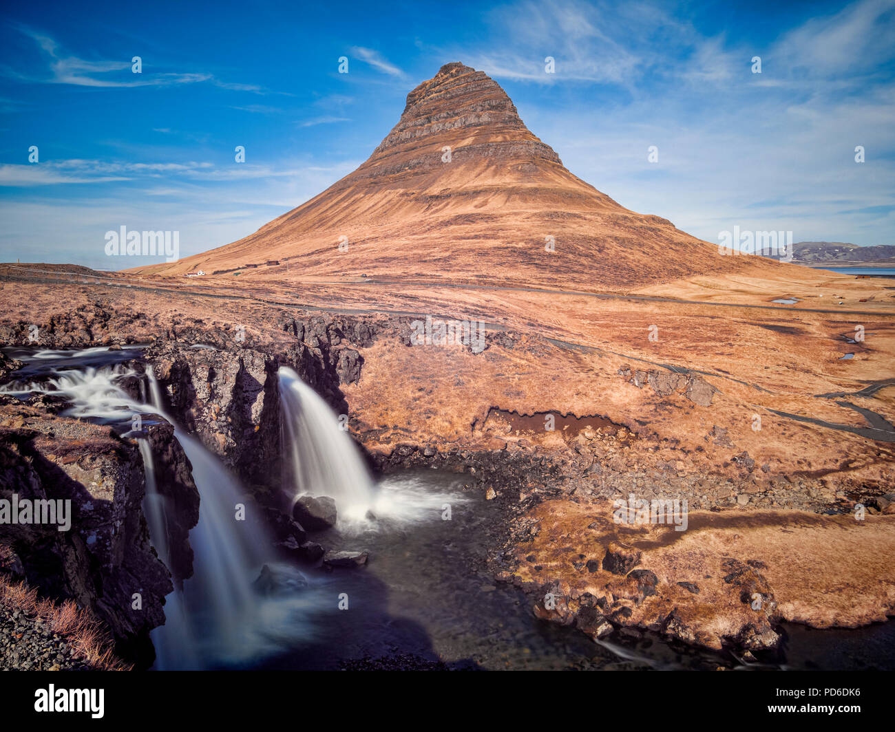 Der Berg Kirkjufell und Wasserfall Kirkjufellsfoss auf der Halbinsel Snaefellsnes, Island. Stockfoto