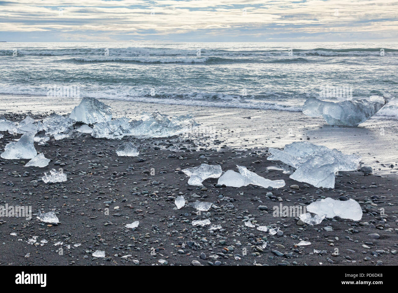 Diamond Beach, South Island, wo Eis von Gletschersee Jökulsárlón Gletscherlagune auf der vulkanischen schwarzen Sand abgelagert wird. Stockfoto