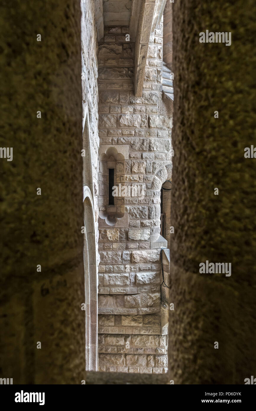 Barcelona, Spanien - 9. Mai 2018: Außen Details der Kirche Sagrada Familia - große unvollendete Römisch-katholische Kirche in Barcelona, vom Cat konzipiert Stockfoto