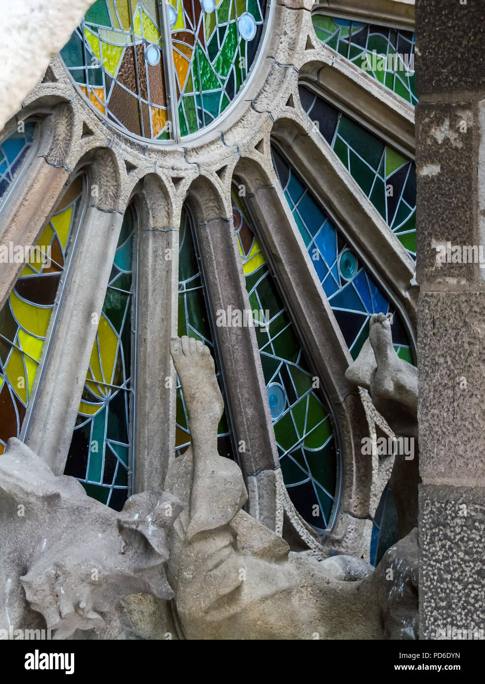 Barcelona, Spanien - 9. Mai 2018: Äußere Element - Glasfenster - der Sagrada Familia, große unvollendete Römisch-katholische Kirche in Barcelona, Stockfoto