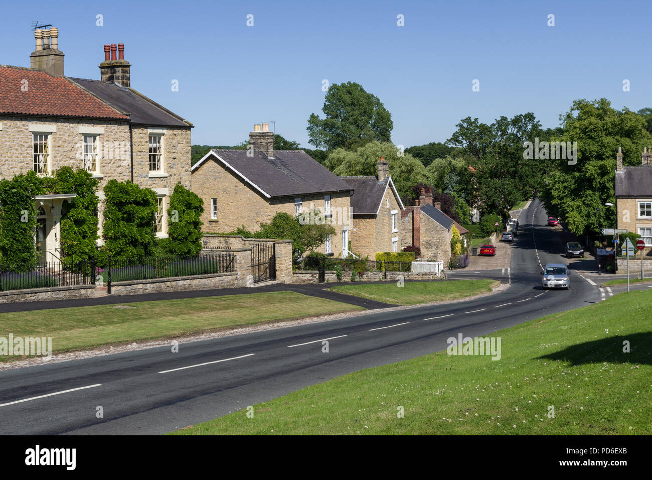 Die Hauptstraße durch das hübsche Dorf Coxwold, North Yorkshire, Großbritannien Stockfoto