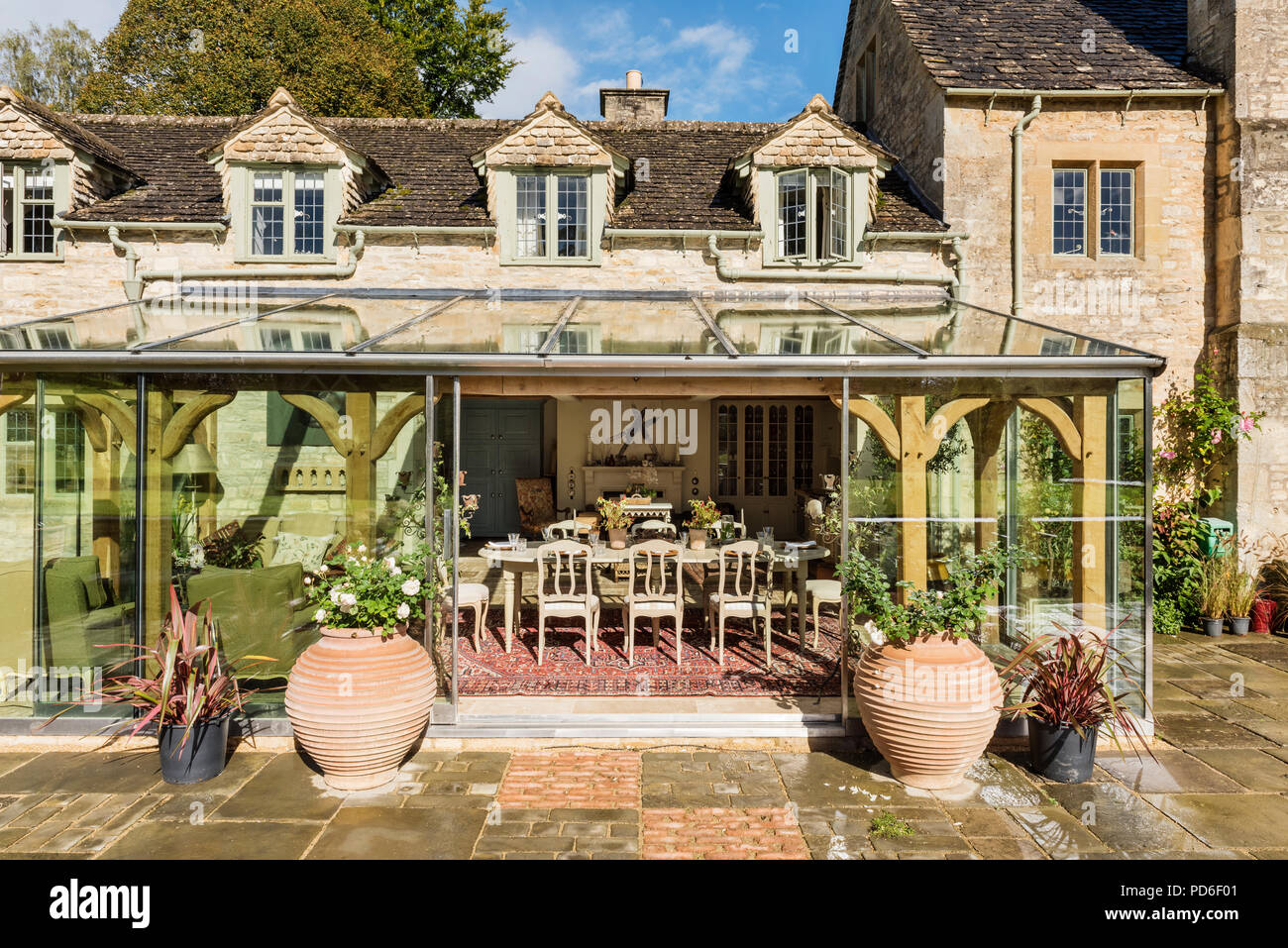 Blick ins Esszimmer der Wintergarten Erweiterung 19. Jahrhundert Bauernhaus aus Stein. Stockfoto