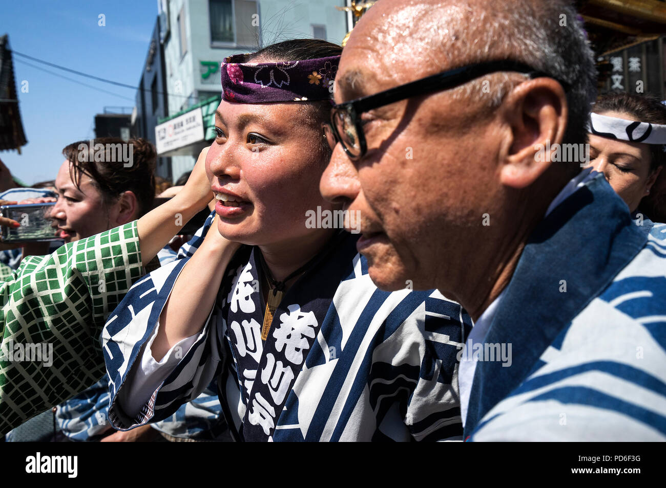 Japan, Insel Honshu, Kanto, Tokio, die Kanda Matsuri, Frauen, die ein mikoshi. Stockfoto