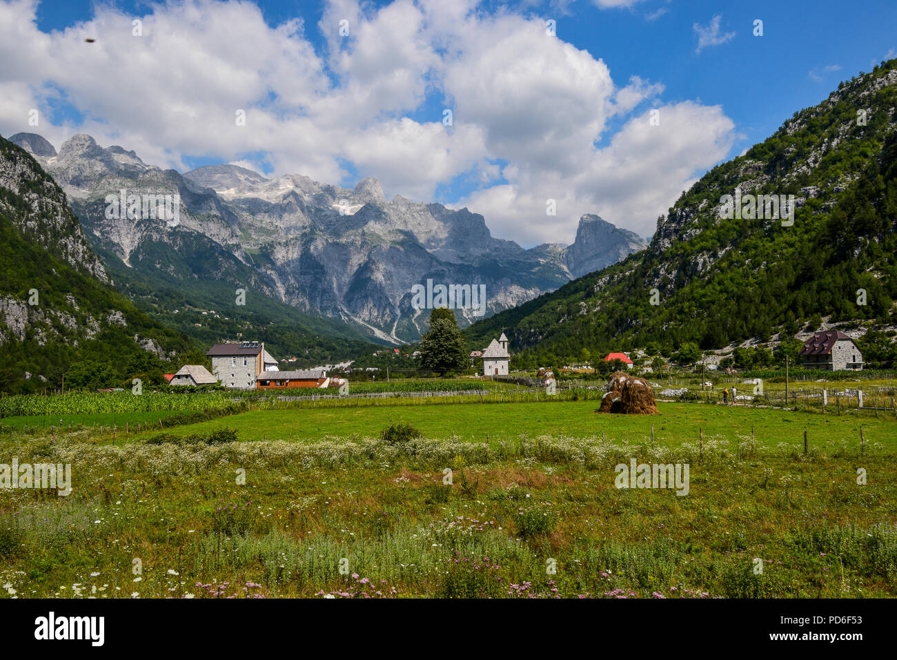 Theth National Park befindet sich in der Grafschaft Shkodra, Albanien positioniert. Diese außergewöhnliche Landschaft ist im zentralen Teil der Albanischen Alpen. Stockfoto