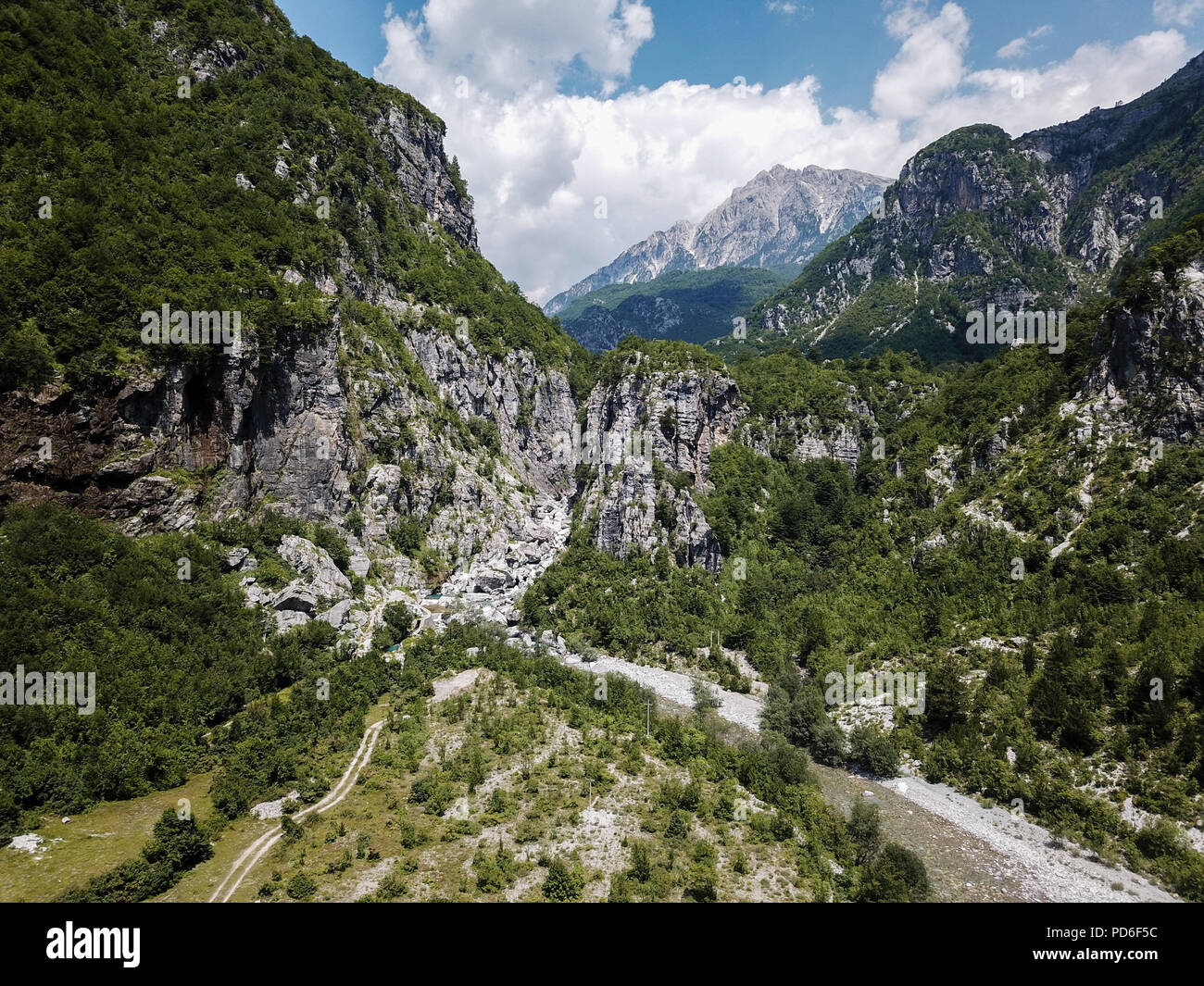 Theth National Park befindet sich in der Grafschaft Shkodra, Albanien positioniert. Diese außergewöhnliche Landschaft ist im zentralen Teil der Albanischen Alpen. Stockfoto