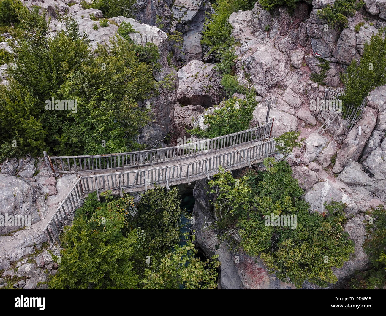 Theth National Park befindet sich in der Grafschaft Shkodra, Albanien positioniert. Diese außergewöhnliche Landschaft ist im zentralen Teil der Albanischen Alpen. Stockfoto