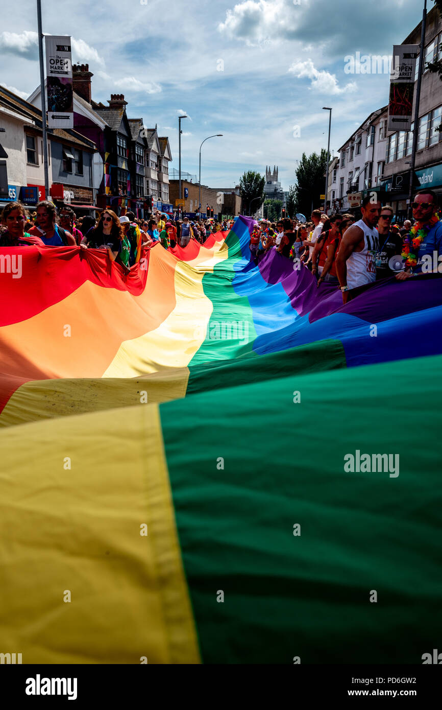 Festivalbesucher genießen in diesem Jahr stolz in Brighton, East Sussex Stockfoto