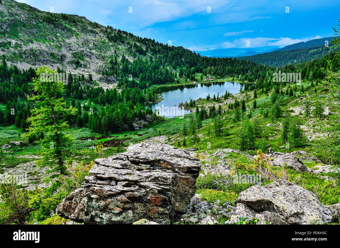 Eine aus sieben sauberste Berg Karakol Seen im Tal am Fuße des Bagatash Pass, Altai Gebirge, Russland. Bewölkt Sommer Landschaft w Stockfoto