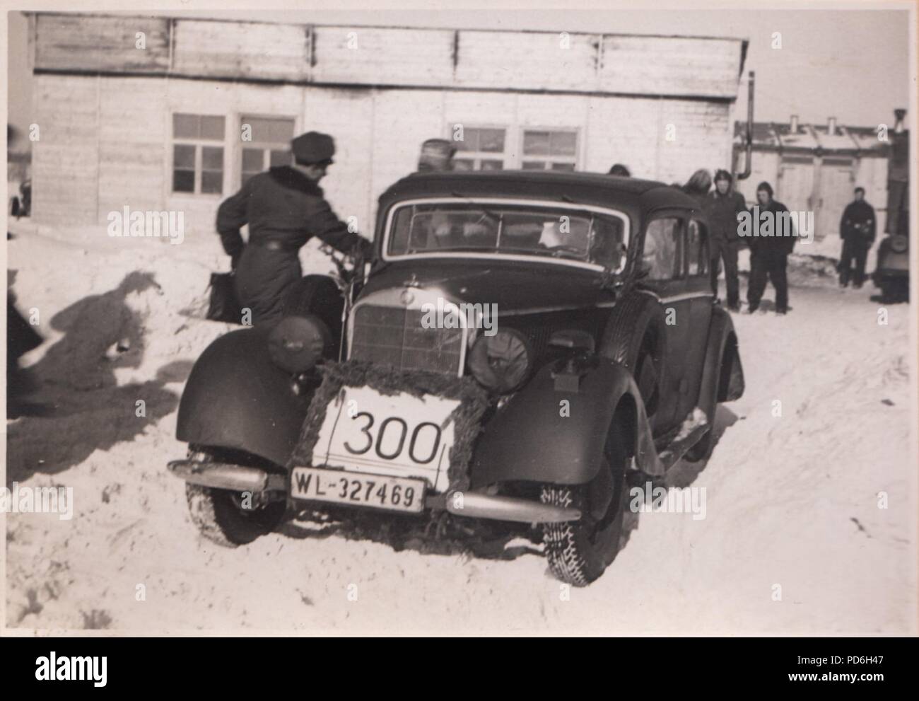 Bild aus dem Fotoalbum von Oberleutnant Oscar Müller von kampfgeschwader 1: ein Personal Auto Lager a300 mission Plakat erwartet die Rückkehr der erfolgreichen Mannschaft der 5./KG 1 bis Dno Flugplatz in Russland, 1942. Stockfoto