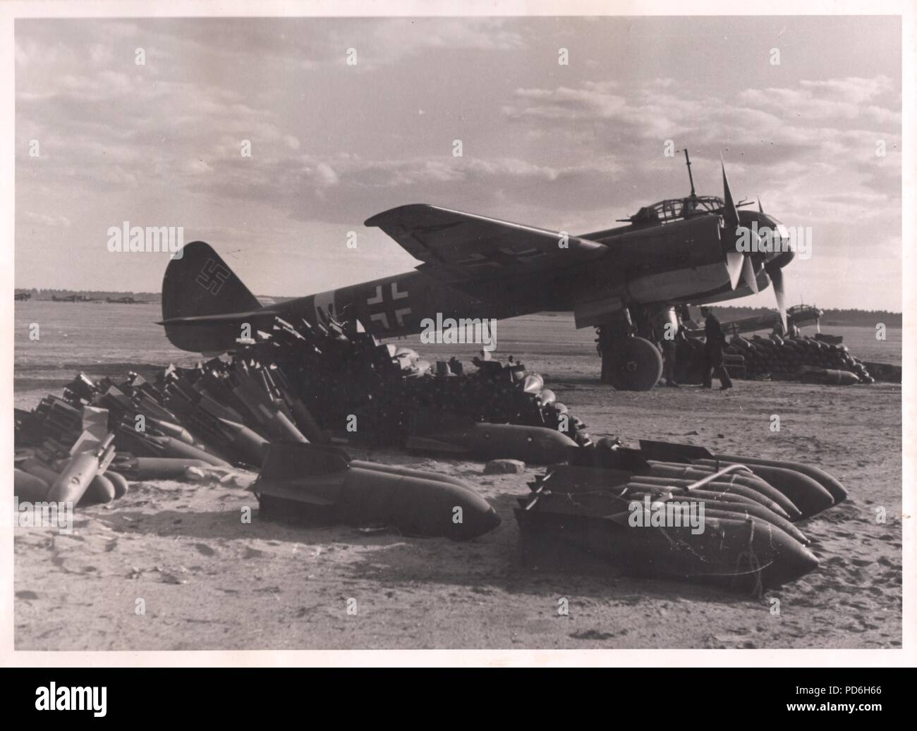 Bild aus dem Fotoalbum von Oberleutnant Oscar Müller von kampfgeschwader 1: Junkers Ju 88 A-4 V4+ eine der 5./KG 1 sitzt bewaffnet und auf einem russischen Flugplatz geladen, bereit für die nächste Mission. Weitere Bomben in der Nähe sind schnell wieder gelegt. Stockfoto