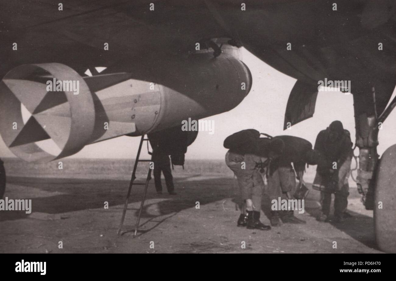 Bild aus dem Fotoalbum von Oberleutnant Oscar Müller von kampfgeschwader 1: das Bodenpersonal in der 5./KG 1 Bereiten sie ihre Junkers Ju 88, die mit einer 2500 kg Bombe Dno Flugplatz, Russland 1942 geladen wird. Stockfoto