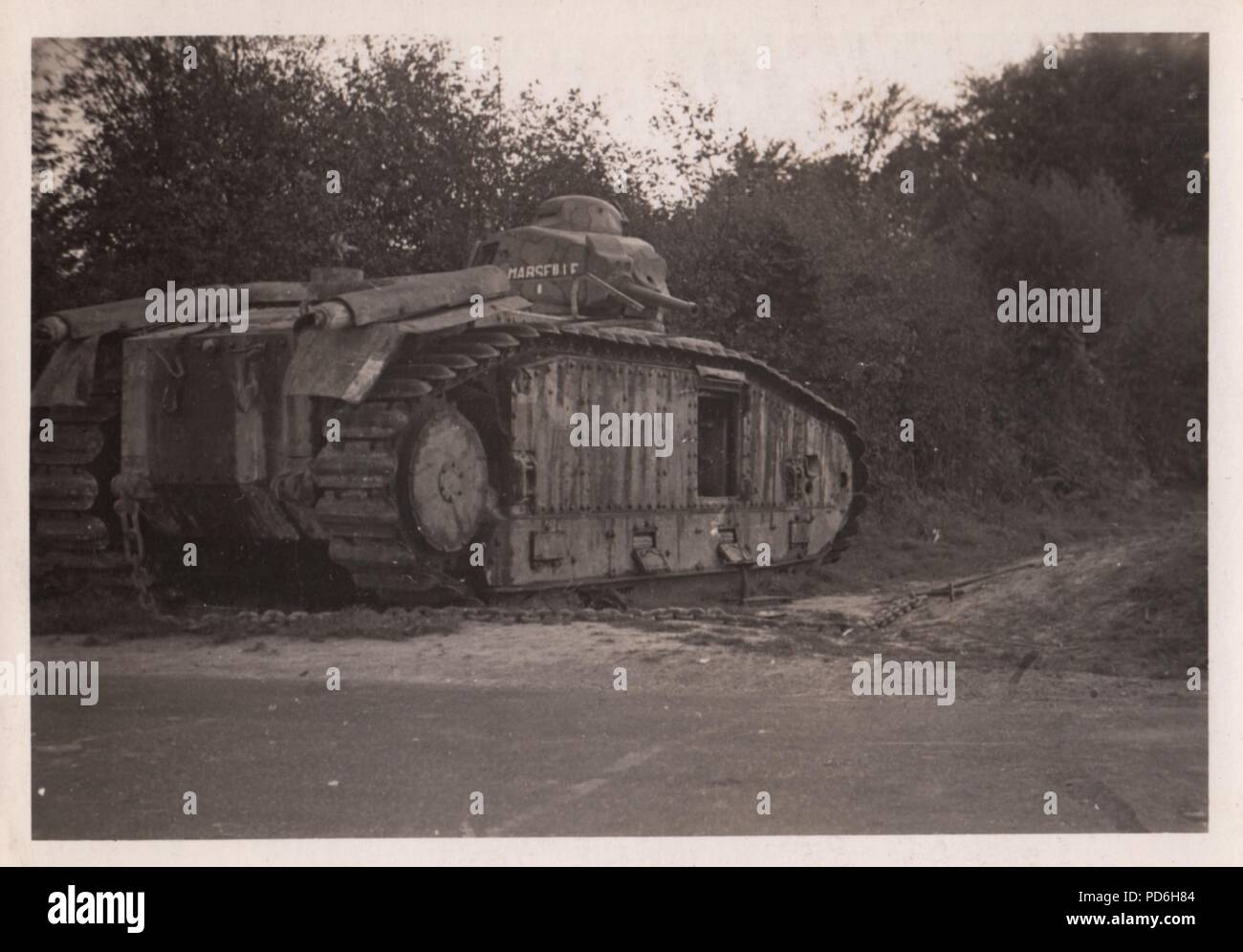 Bild aus dem Fotoalbum von Oberleutnant Oscar Müller von kampfgeschwader 1: Ein kampfunfähig French Char B1 Tank in der Nähe von Cambria im Jahre 1940. Es trägt den Namen 'Marseille' auf seinen Revolver. Stockfoto