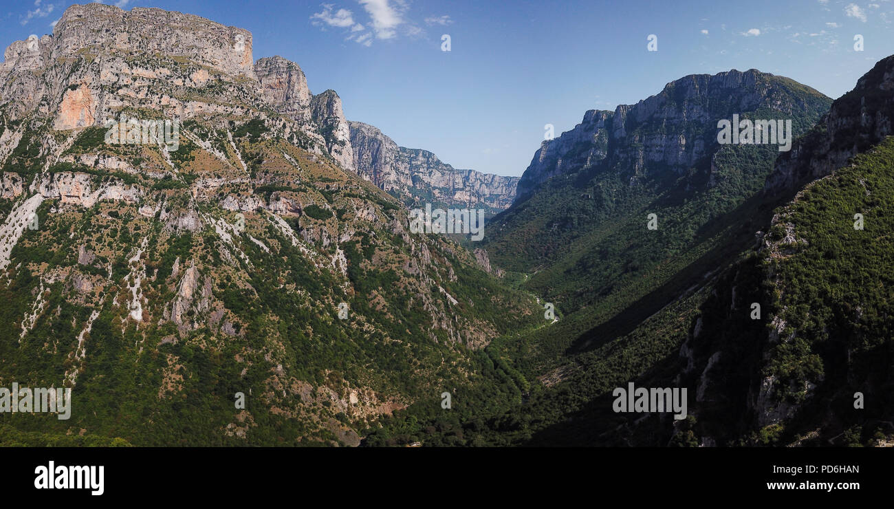 Die Vikos Schlucht im Norden Griechenlands ist die tiefste Schlucht in der Welt in das Guinness