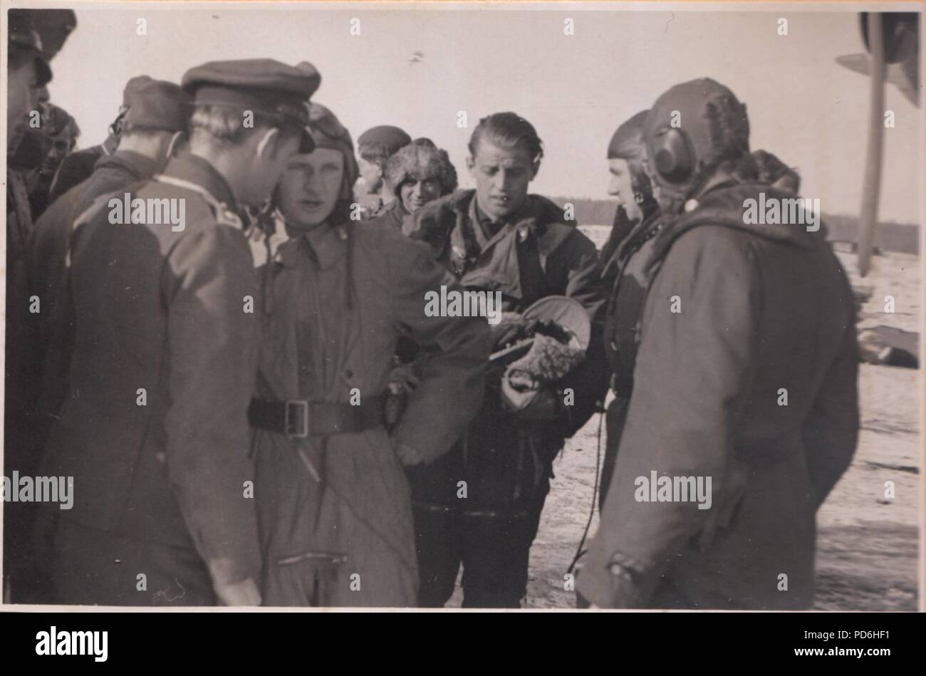 Bild aus dem Fotoalbum von Oberleutnant Oscar Müller von kampfgeschwader 1: Oscar Müller (Mitte, ohne Kopfbedeckung) und seine Mannschaft der 5./KG 1, diskutieren mit ihren Boden Crew nach der Landung am Dno Flugplatz, Russland 1942. Stockfoto