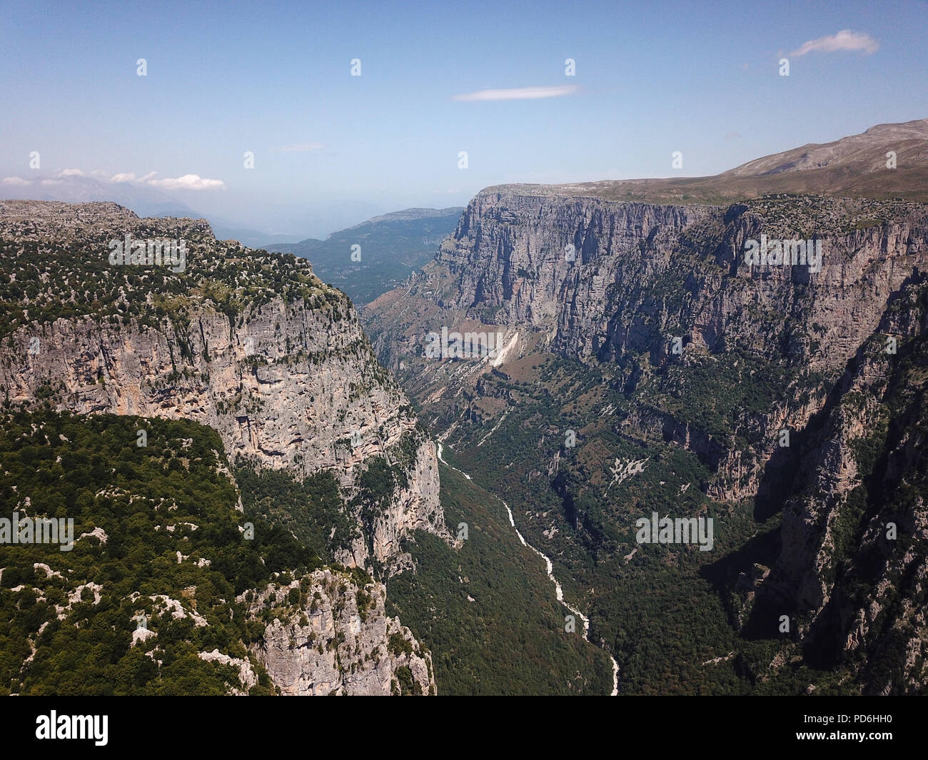 Die Vikos Schlucht im Norden Griechenlands ist die tiefste Schlucht in der Welt in das Guinness