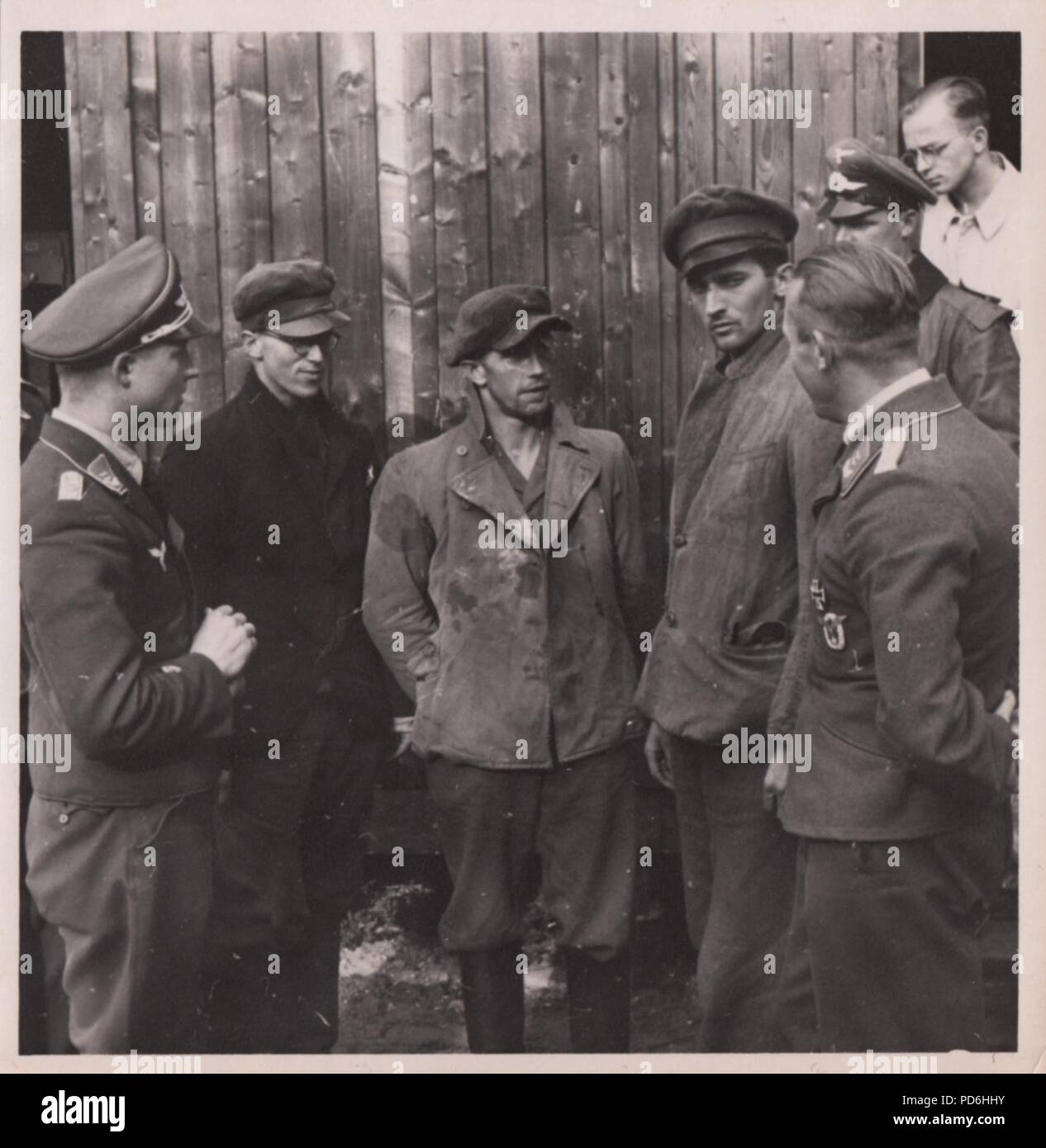 Bild aus dem Fotoalbum von Oberleutnant Oscar Müller von kampfgeschwader 1: Am 27. Juni 1941 Junkers Ju 88 A-5 V4+ auf (Werk. Nr. 4296) vom 5./KG 1, wurde gemeldet, dass sie während einer Mission in Riga verloren. Unteroffizier Friedrich Leibold (Air Gunner) in Aktion getötet wurde, aber der Rest der Crew, Pilot Oberfeldwebel August Wiese (Mitte), Beobachter Feldwebel Martin Beschleunigen (rechts) und Radio Operator Unteroffizier Armin Wuigk (mit Brille), in acht Tagen zurückgegeben. Hier die Crew sind noch in ziviler Kleidung verkleidet und im Gespräch mit Offizieren der Luftwaffe. Stockfoto