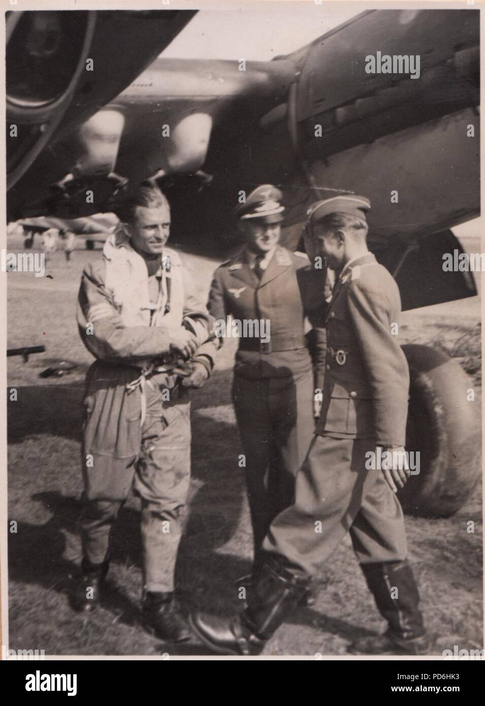 Bild aus dem Fotoalbum von Oberleutnant Oscar Müller von kampfgeschwader 1: Oberleutnant Friedrich Clodius (links) wird von Leutnant Oscar Müller bei der Landung begrüßt. Clodius war der Staffelkapitän 5./KG 1 im Sommer 1941 und bis er veröffentlicht fehlt am 8. November 1941. Stockfoto